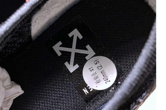  O-W Air AA3831-001 VaporMax 0218